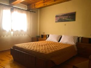 sypialnia z łóżkiem i dużym oknem w obiekcie Antonia’s Home Alfa Village w mieście Alfá