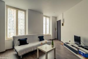 uma sala de estar com um sofá e uma mesa em Appartement Place Kléber em Estrasburgo