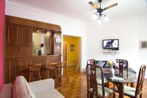 a living room with a table and a dining room at Flat Imperador in Petrópolis