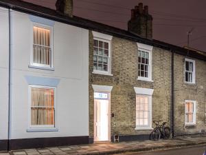 una casa de ladrillo con una puerta blanca en una calle en The Modern Classic - Contemporary & Elegant 3BDR Home, en Cambridge