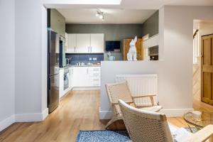 Cuina o zona de cuina de The Modern Classic - Contemporary & Elegant 3BDR Home