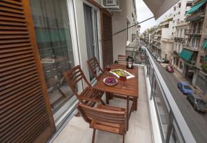 - un balcon avec une table et des chaises dans l'établissement Unique Apartment close to Acropolis by GHH, à Athènes