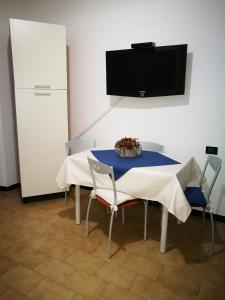 ラ・スペツィアにあるIl Tiglioの青いテーブル(椅子付)、壁掛けテレビ