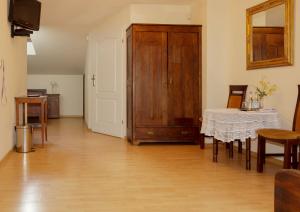 un salon avec une table et une armoire dans l'établissement Aparthotel Camea, à Cracovie