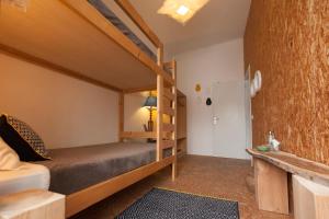 - une chambre avec des lits superposés dans l'établissement Marina Lounge Hostel, à Ponta Delgada