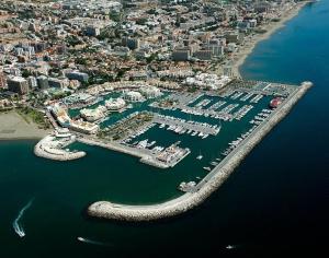 ベナルマデナにあるMALAGA BENALMADENA PUERTO MARINA PLAYA VACACIONAL Luxuryの水上の船が浮かぶマリーナの空中眺望