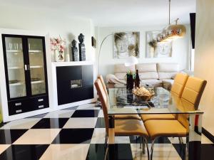 Kuchyňa alebo kuchynka v ubytovaní MALAGA BENALMADENA PUERTO MARINA PLAYA VACACIONAL Luxury