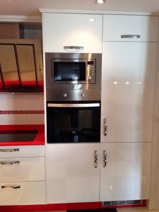 Kuchyňa alebo kuchynka v ubytovaní MALAGA BENALMADENA PUERTO MARINA PLAYA VACACIONAL Luxury