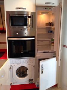 Kuchyňa alebo kuchynka v ubytovaní MALAGA BENALMADENA PUERTO MARINA PLAYA VACACIONAL Luxury