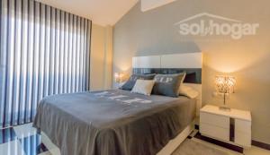 Posteľ alebo postele v izbe v ubytovaní MALAGA BENALMADENA PUERTO MARINA PLAYA VACACIONAL Luxury