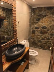 Łazienka z czarną wanną obok toalety w obiekcie Villa Casa Avocado w mieście Tavronitis