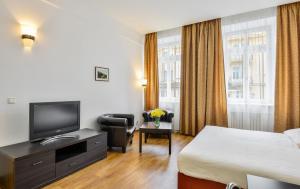 Televízia a/alebo spoločenská miestnosť v ubytovaní Apartments Central Park Marienbad