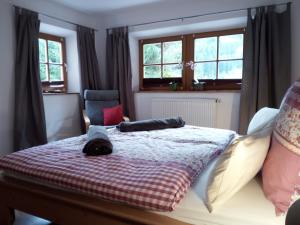 A bed or beds in a room at Ferienwohnung Waldhäusl