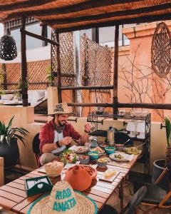 Restoran või mõni muu söögikoht majutusasutuses Riad Anata