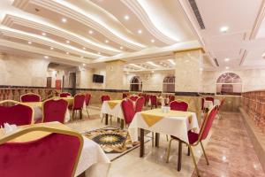 A restaurant or other place to eat at Hotel Ritaj Alsahel