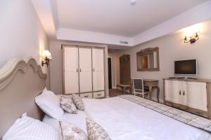 Dormitor matrimonial cu mobilier deschis