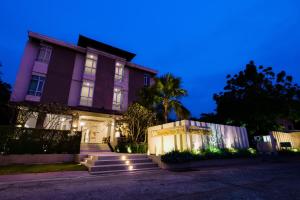 une maison avec des lumières devant elle la nuit dans l'établissement Rapeepan Ville Hotel, à Ubon Ratchathani
