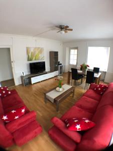 sala de estar con sofá rojo y mesa en Gasthof zur Saline, en Pratteln
