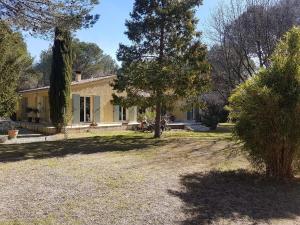 una casa con árboles delante de ella en Détente champêtre, en Lambesc