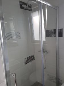 um chuveiro com uma porta de vidro na casa de banho em Apartment Zara em Crikvenica