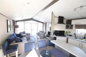 uma cozinha e sala de estar com um sofá e uma mesa em Jackson Lodge em Perth