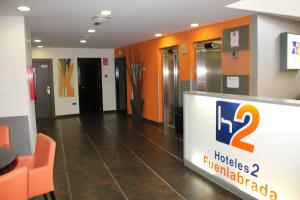 lobby szpitala z napisem na ścianie w obiekcie H2 Fuenlabrada w mieście Fuenlabrada