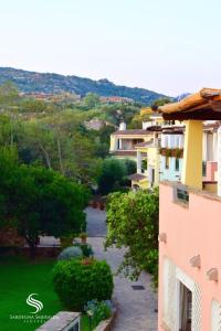 ポルト・ロトンドにあるVillaggio Smeralda by Sardegna Smeralda Suiteの建物のバルコニーからの眺め