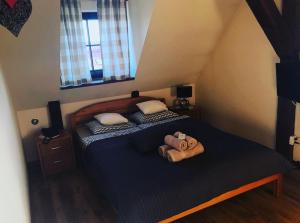 Łóżko lub łóżka w pokoju w obiekcie Stary Spichrz Kawiarnia & Noclegi