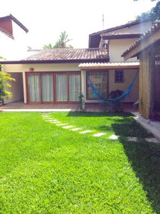 a yard of a house with a yard at Privacidade e Conforto no Saco da Capela in Ilhabela
