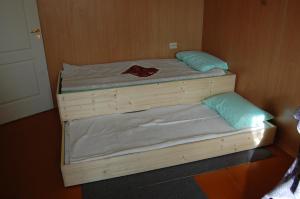 เตียงในห้องที่ atpūta ceļotājiem