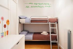 バルセロナにあるL'alzina Apartmentの二段ベッド2組、はしごが備わる客室です。