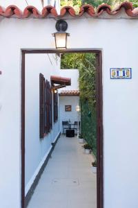 una puerta a una casa con una pared blanca y un camino en Suite Catedral, en Petrópolis