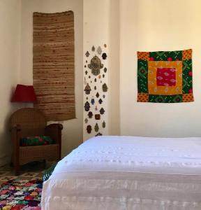 sypialnia z łóżkiem i kołdrą na ścianie w obiekcie Appartement à Arles w mieście Arles