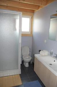 ein Badezimmer mit einem WC, einer Badewanne und einem Waschbecken in der Unterkunft Bungalow in Froidchapelle