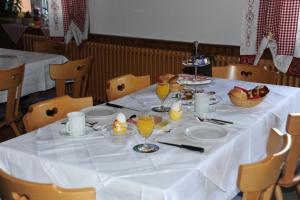 Ein Restaurant oder anderes Speiselokal in der Unterkunft Gasthaus-Pension Fischerkeller 