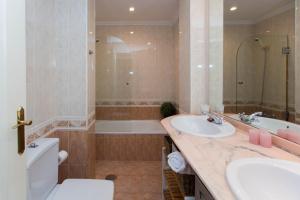 Kúpeľňa v ubytovaní SVQ Apartments - Patio Santa Cruz + 37 fotografií