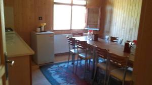 a kitchen with a table and chairs and a refrigerator at Keleş Dag Evi in Uzungöl