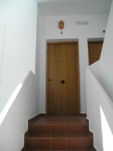 コニル・デ・ラ・フロンテーラにあるApartamento en Conilの木製の扉のある階段
