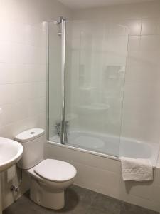 Ein Badezimmer in der Unterkunft Apartamentos Maladeta