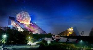 una vista nocturna de un edificio con un telescopio en Hôtel du Futuroscope, en Jaunay-Clan