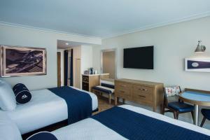 Pokój hotelowy z 2 łóżkami i biurkiem w obiekcie Hutchinson Shores Resort & Spa w mieście Jensen Beach