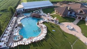 Bazén v ubytování Paradisul Transilvaniei Resort nebo v jeho okolí