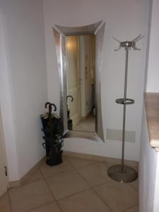 um corredor com um espelho e um guarda-chuva num quarto em Deliziosa Villetta em Forte dei Marmi