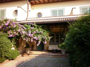 a house with flowers on the front of it at Deliziosa Villetta in Forte dei Marmi