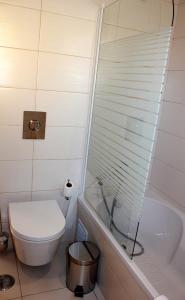 Kamar mandi di Casa Praia Mar