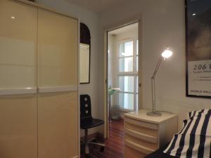 1 dormitorio con escritorio, silla y ventana en chambre single avec breakfast, en Cannes