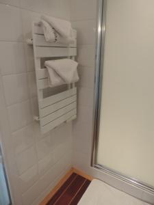 een badkamer met witte handdoeken en een douche bij chambre single avec breakfast in Cannes