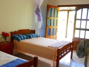 1 dormitorio con 2 camas y ventana en El Peregrino en Moyogalpa