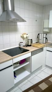 uma cozinha com um fogão e uma bancada em Ferienhaus "Harzblick" em Halberstadt