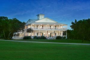 StonewallRose Hill Retreat AAA Four Diamond Inn的一座白色大房子，顶上有一座塔